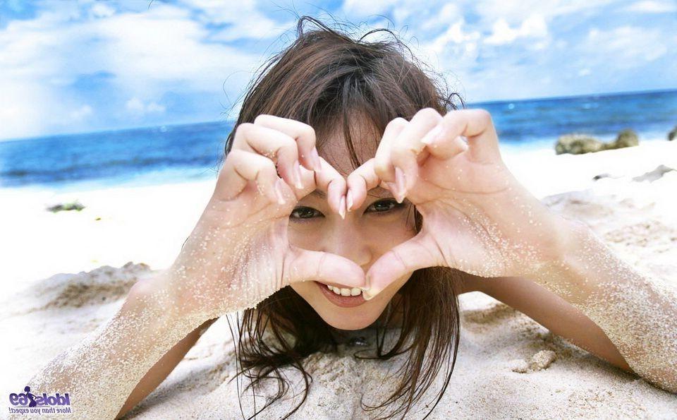 15P Japanese beach babe Honoka flashes her hairy pussy