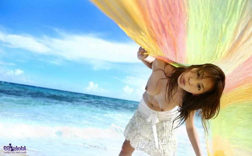 15P Japanese beach babe Honoka flashes her hairy pussy