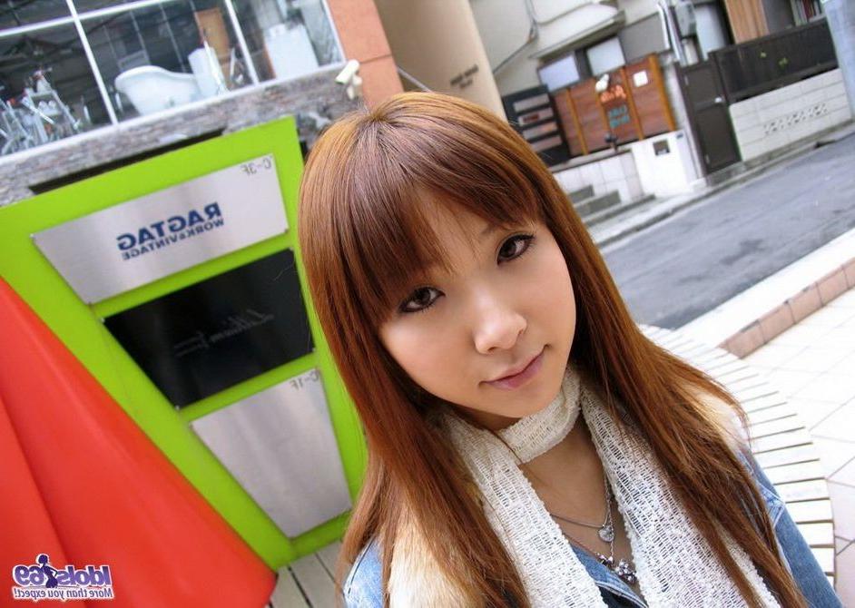 15P Die japanische Süße Ruri zeigt schöne Titten und Muschi