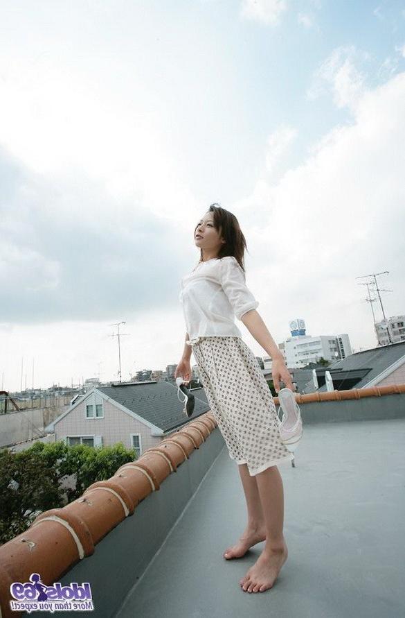 15P Japanese model Koisaya shows lovely tits and pussy