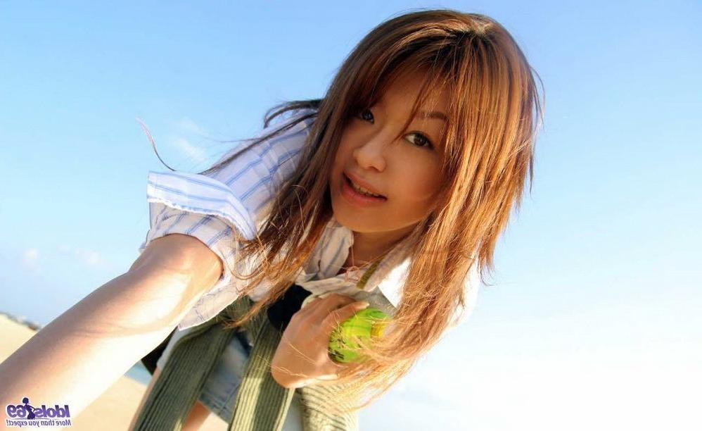 15P Japanese beach babe Nagisa Sasaki showin her pussy