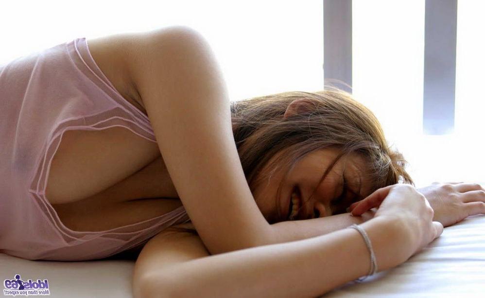 15P Japanese beach babe Nagisa Sasaki showin her pussy
