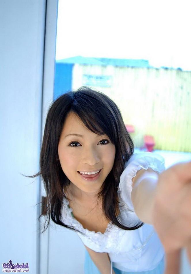 15P Sexy japanese model Kaho Kasumi poses showing body
