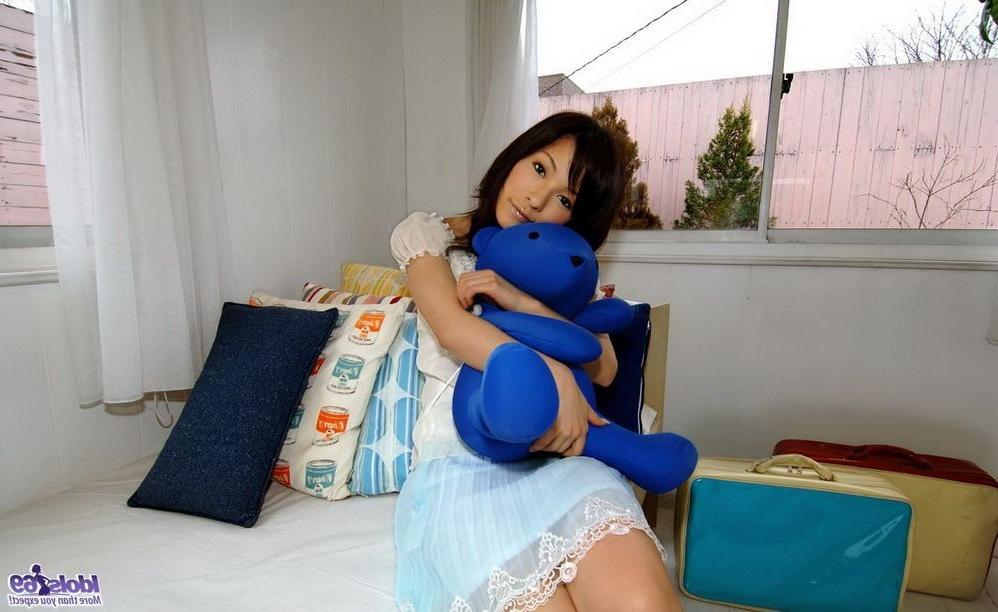 15P Sexy japanese model Kaho Kasumi poses showing body