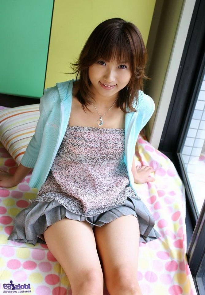 15P Japanese babe Haruka Morimura shows tits in bikini