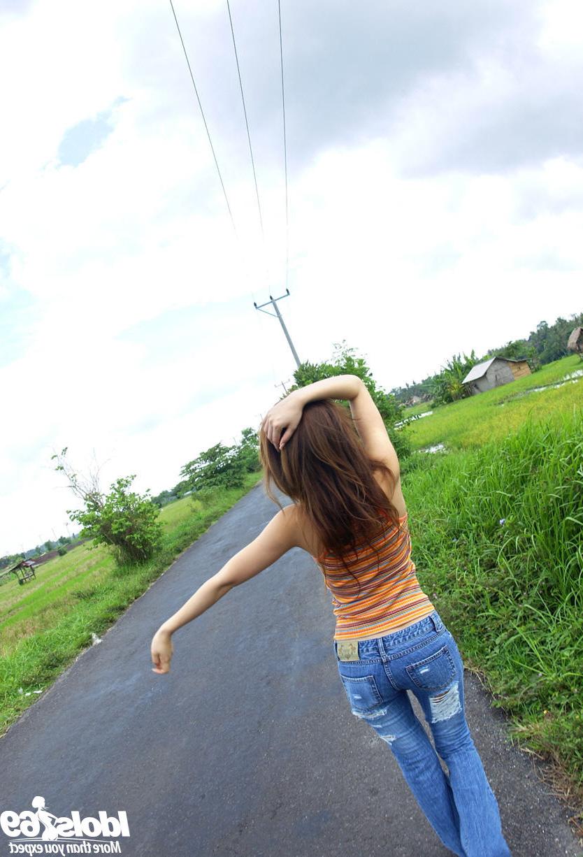 16P Japanese babe outdoors