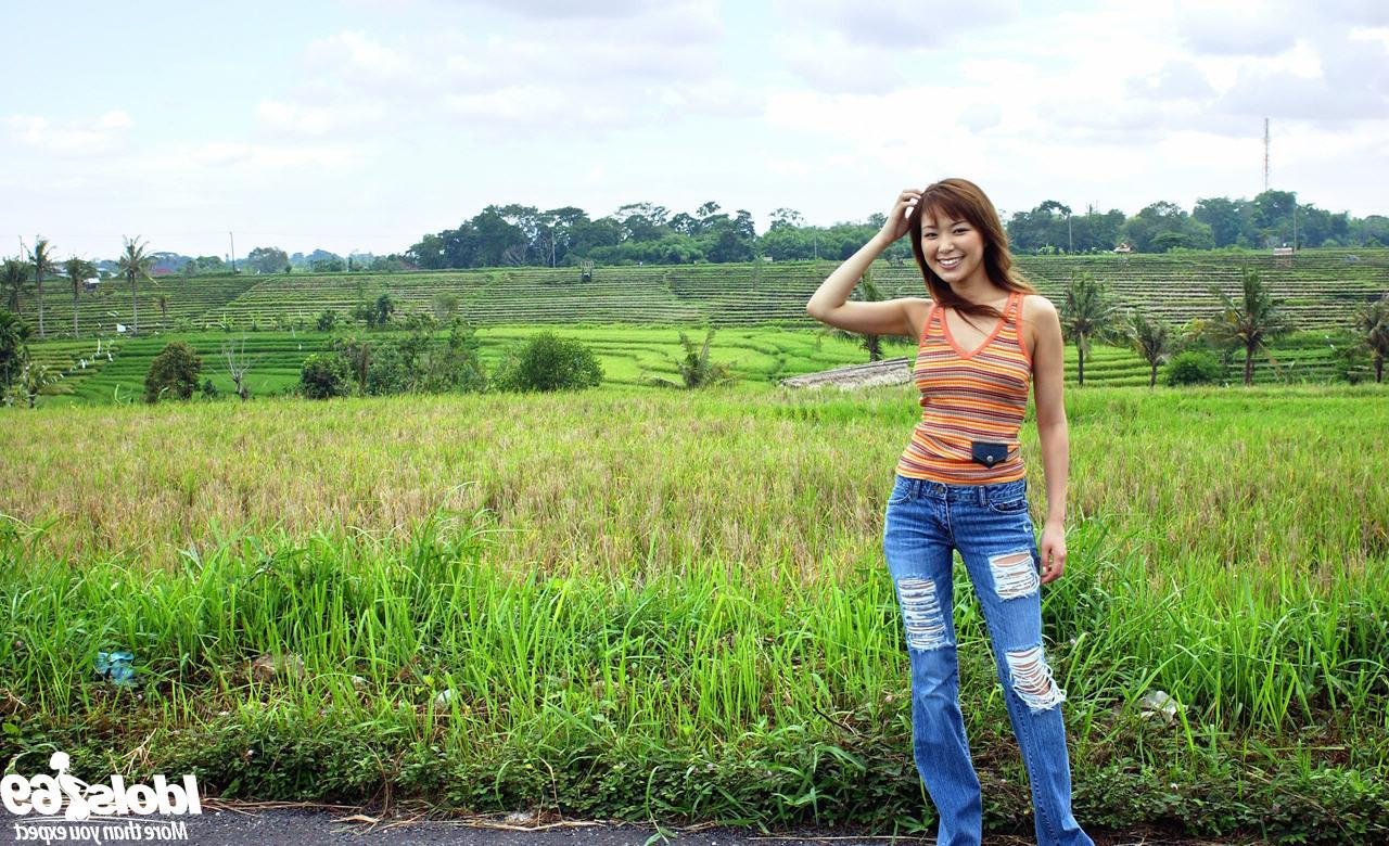 16P Japanese babe outdoors