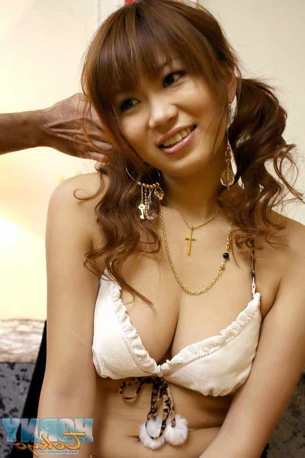 14P AV Idol Runa Sezaki plays with vibrator toy