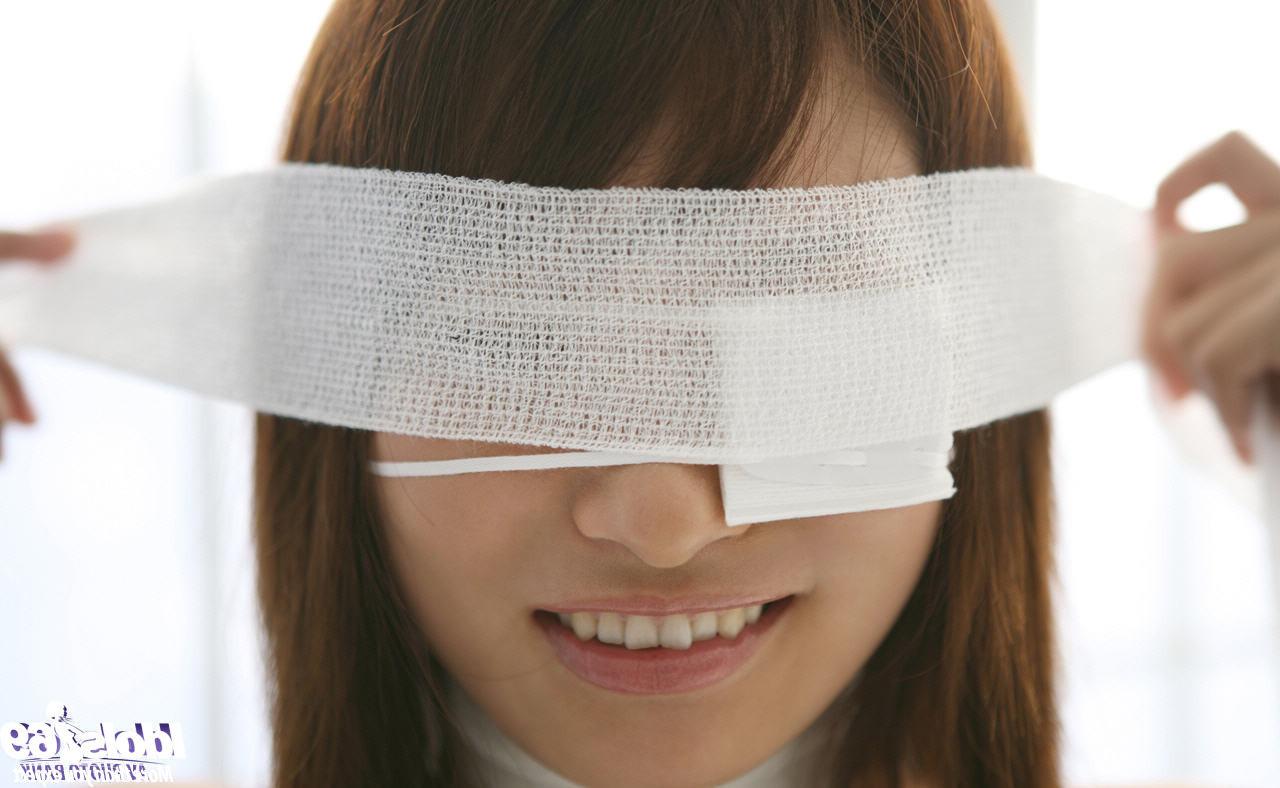 16P Japanese girl with injured eye