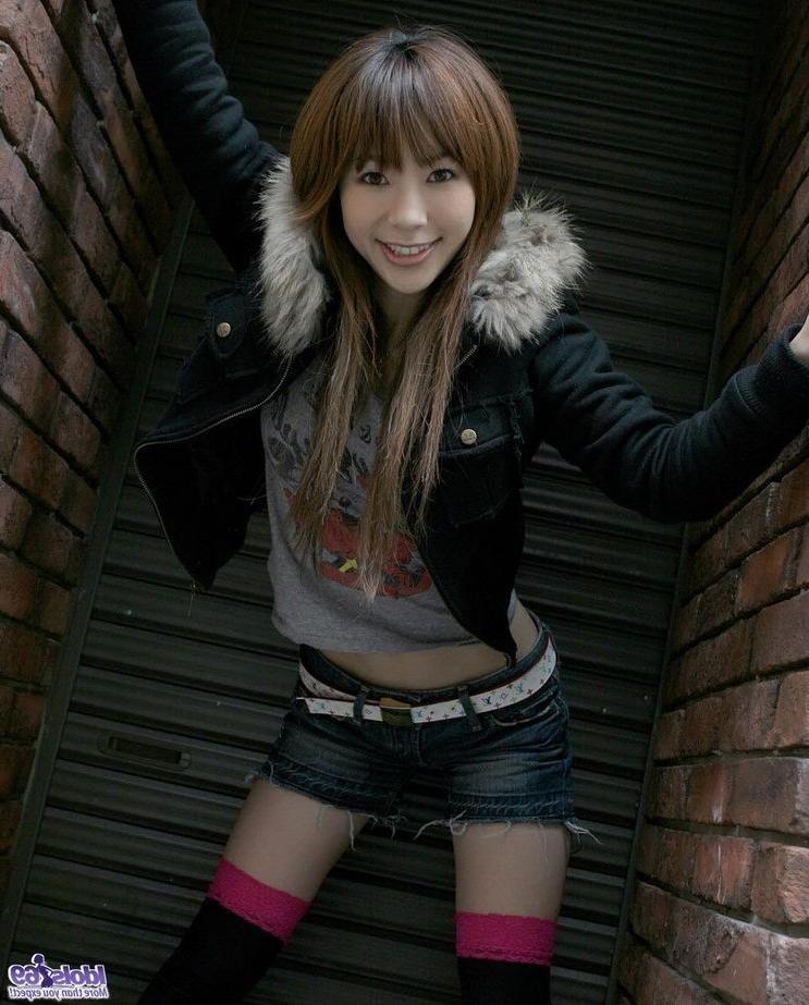 15P Japanese babe Hayase poses outdoors in cute outfit