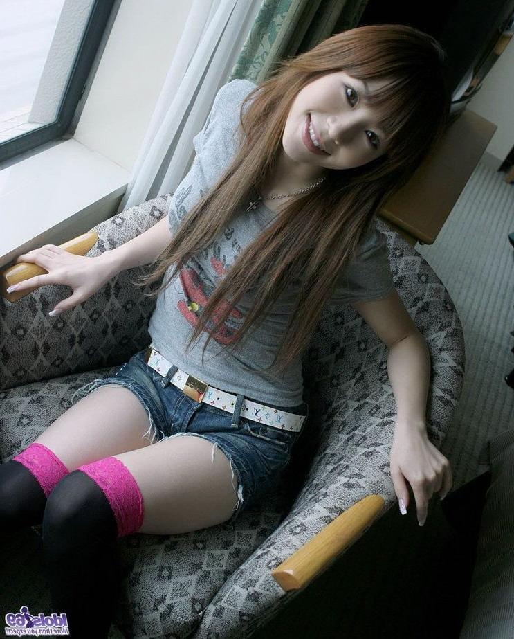 15P Japanese babe Hayase poses outdoors in cute outfit
