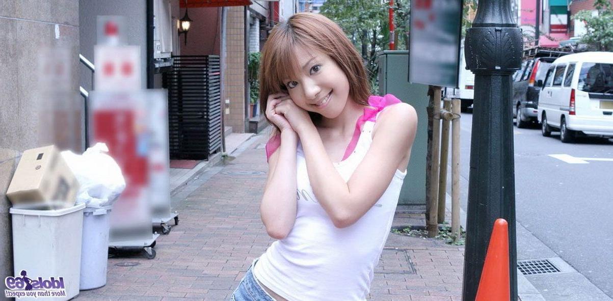 15P Yuuna cute japanese idol posing outdoors shows ass