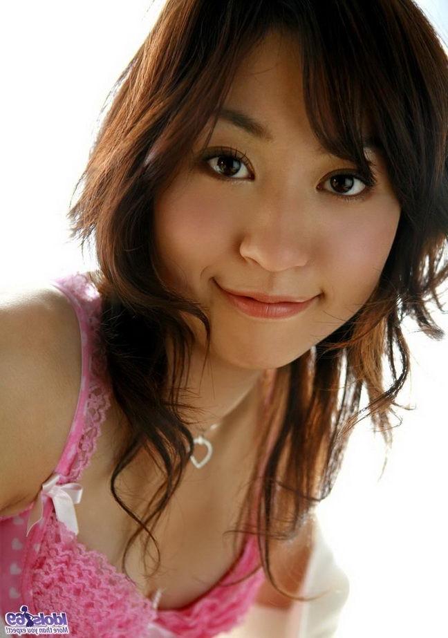 15P Japanese teen Momo Yoshizawa in lingerie shows ass