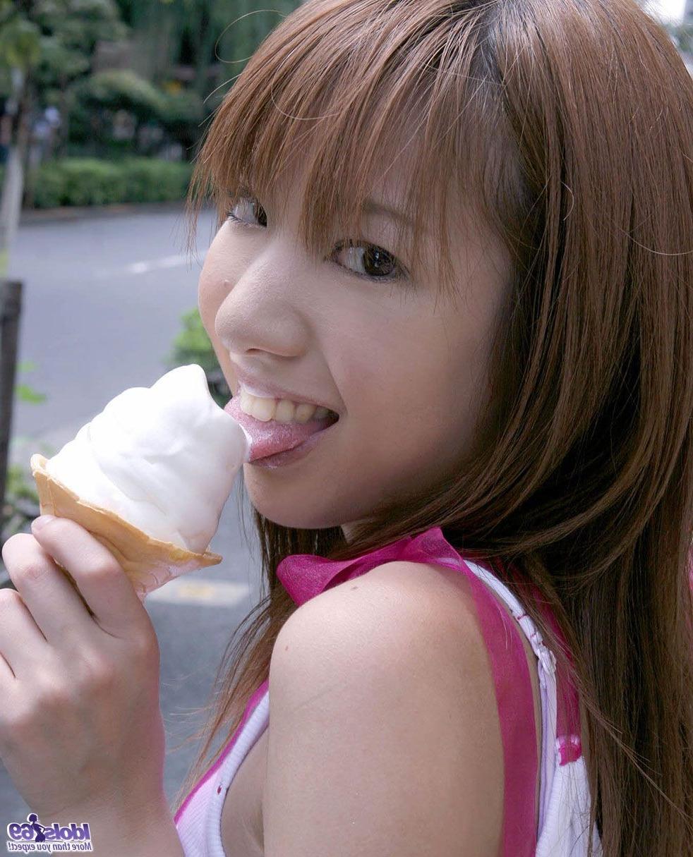 16P Japanese cutie models her tight shorts