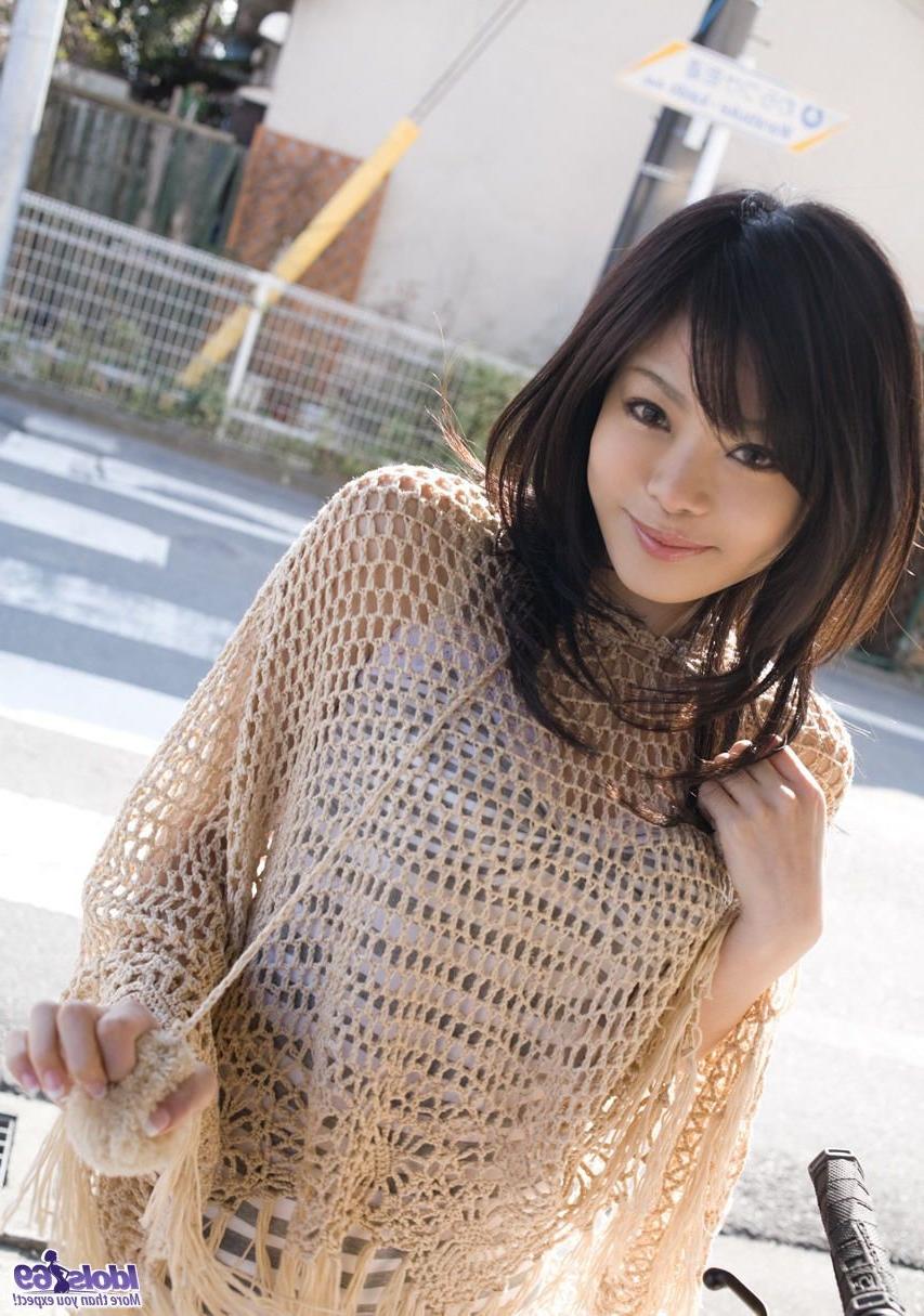 16P Japanese babe is nude and showing off