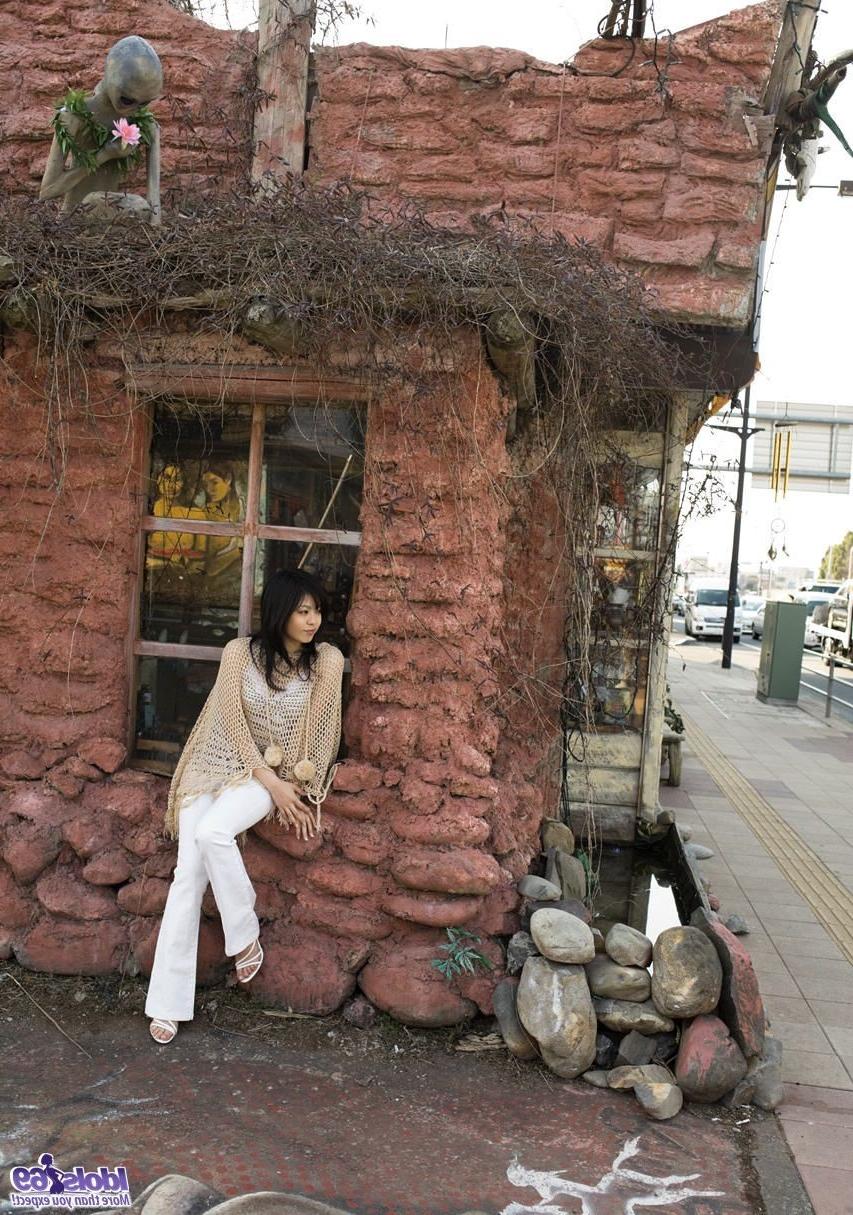16P Japanese babe is nude and showing off