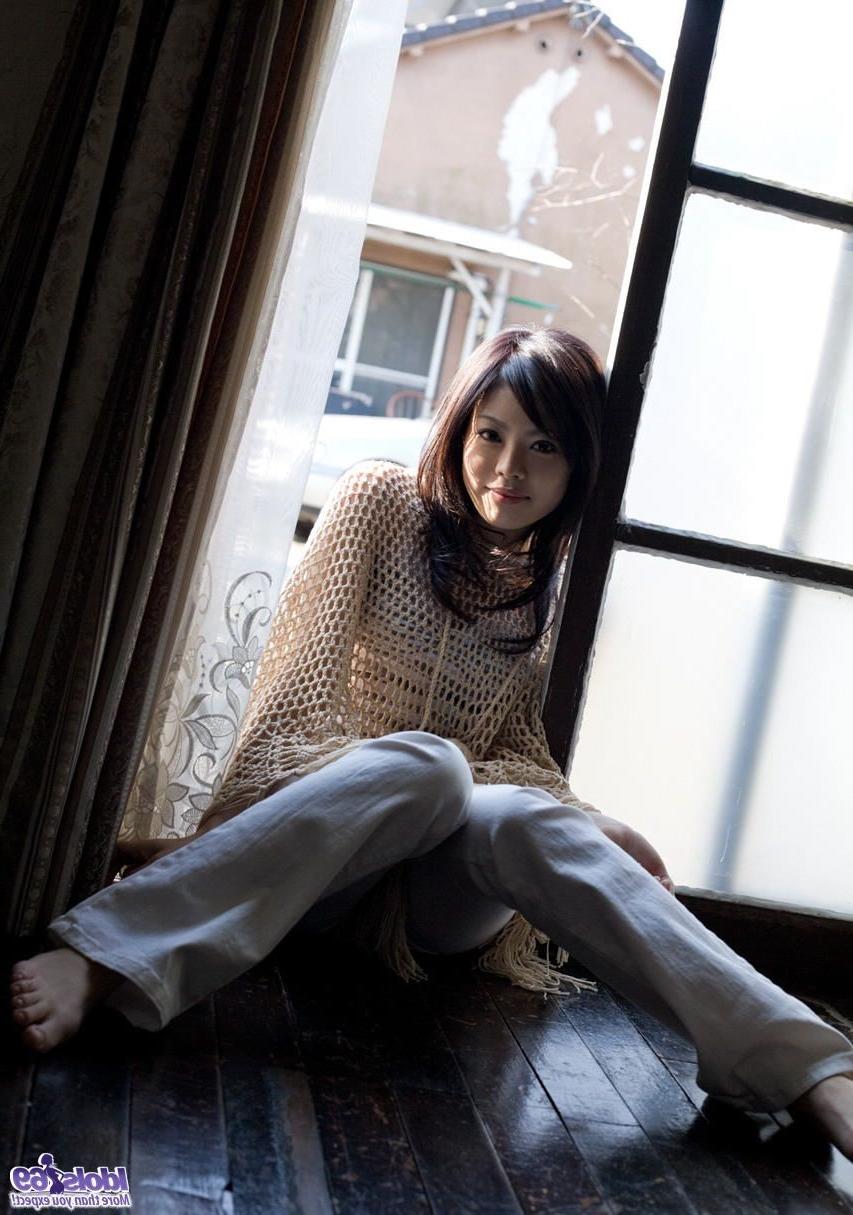 16P Japanese babe is nude and showing off