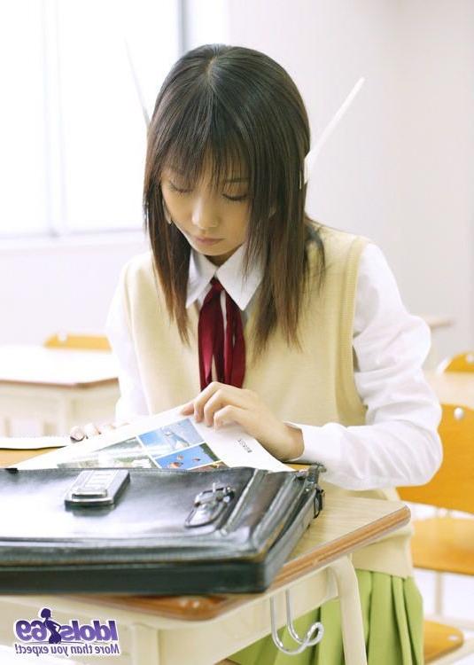 16P Japanese tramp shows off her bikini panties
