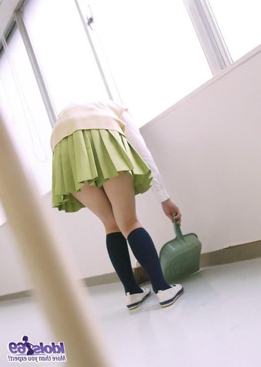 16P Japanese tramp shows off her bikini panties