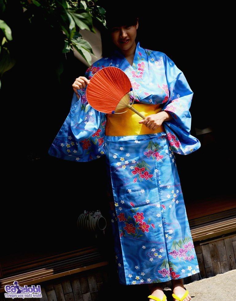 16P Japanese slut in kimono flashes her pussy