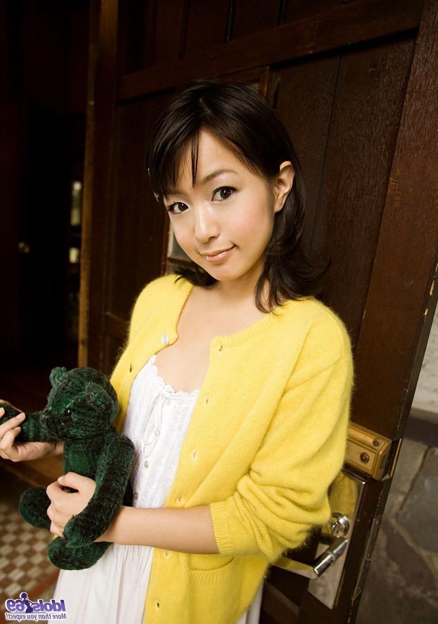 16P Sexy Japanese model has a hairy pussy