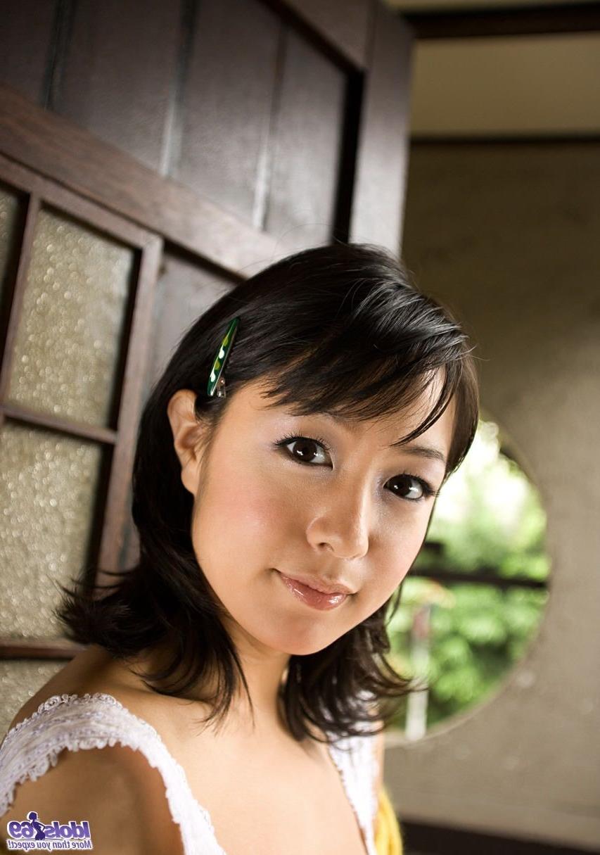 16P Sexy Japanese model has a hairy pussy