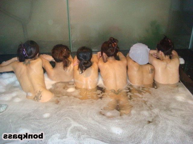 11P Plenty of Chinese girlfriends in bath house