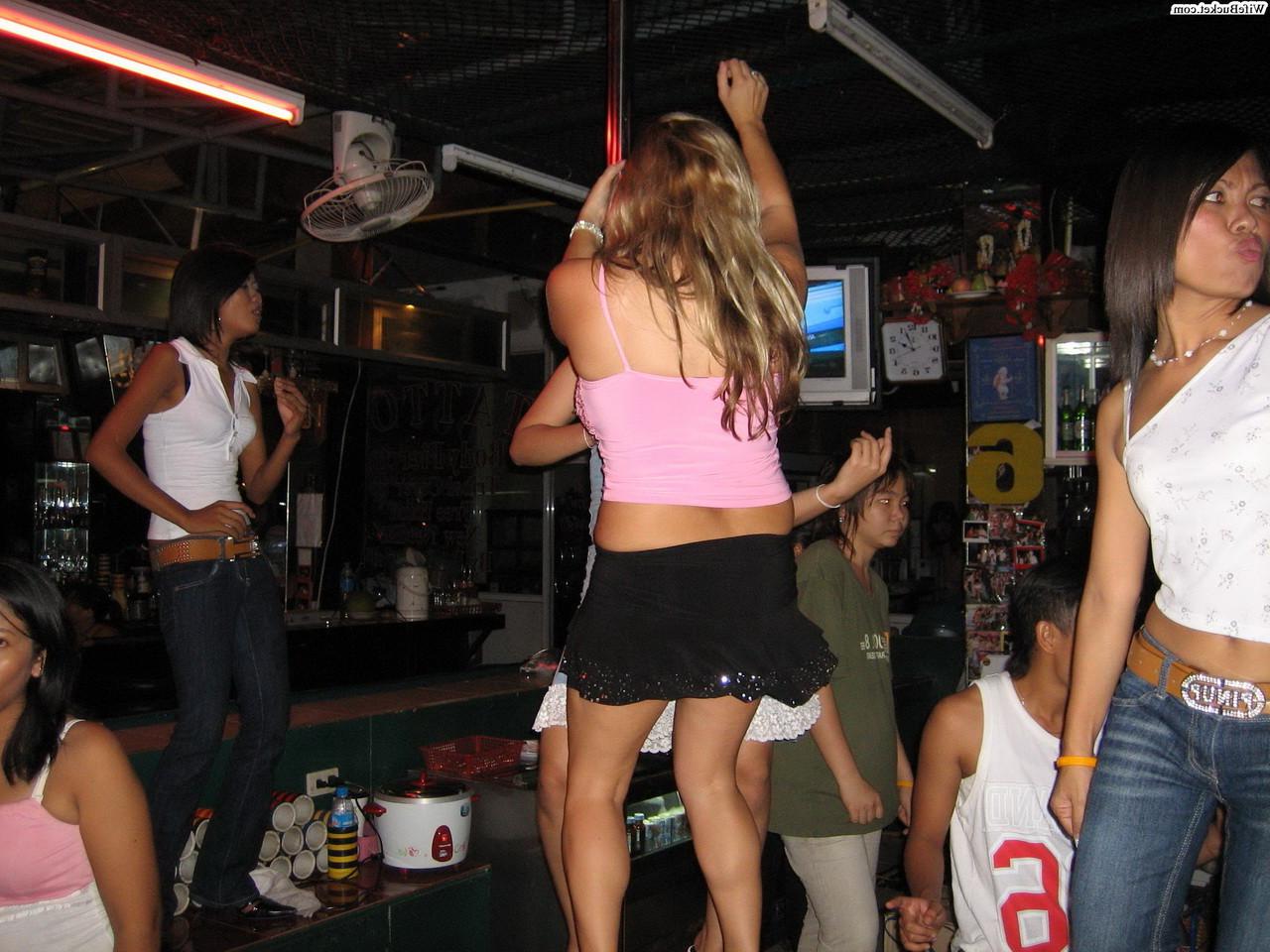 16P Amateur couple fucking a Thai bargirl