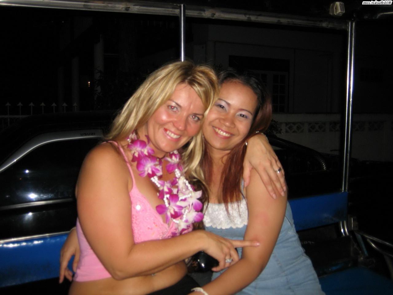 16P Amateur couple fucking a Thai bargirl