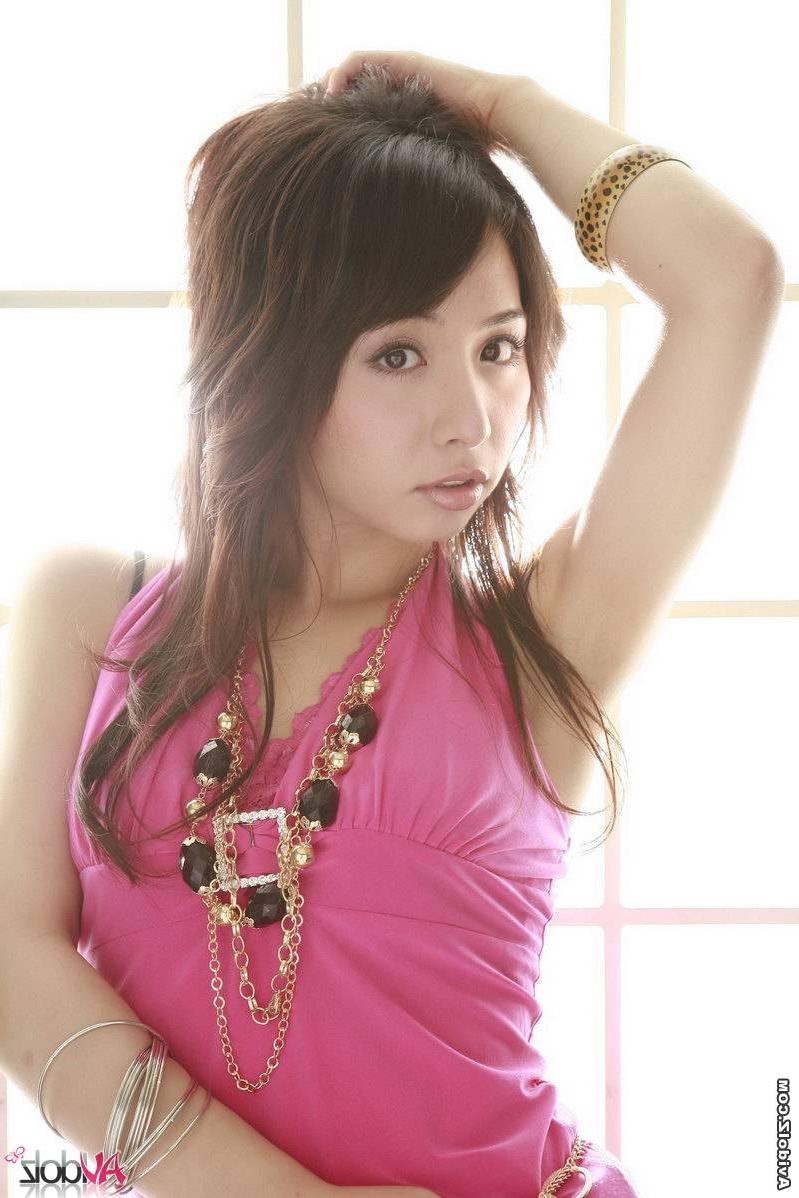 15P Japanese teen Tomoe Hinatsu in mini skirt