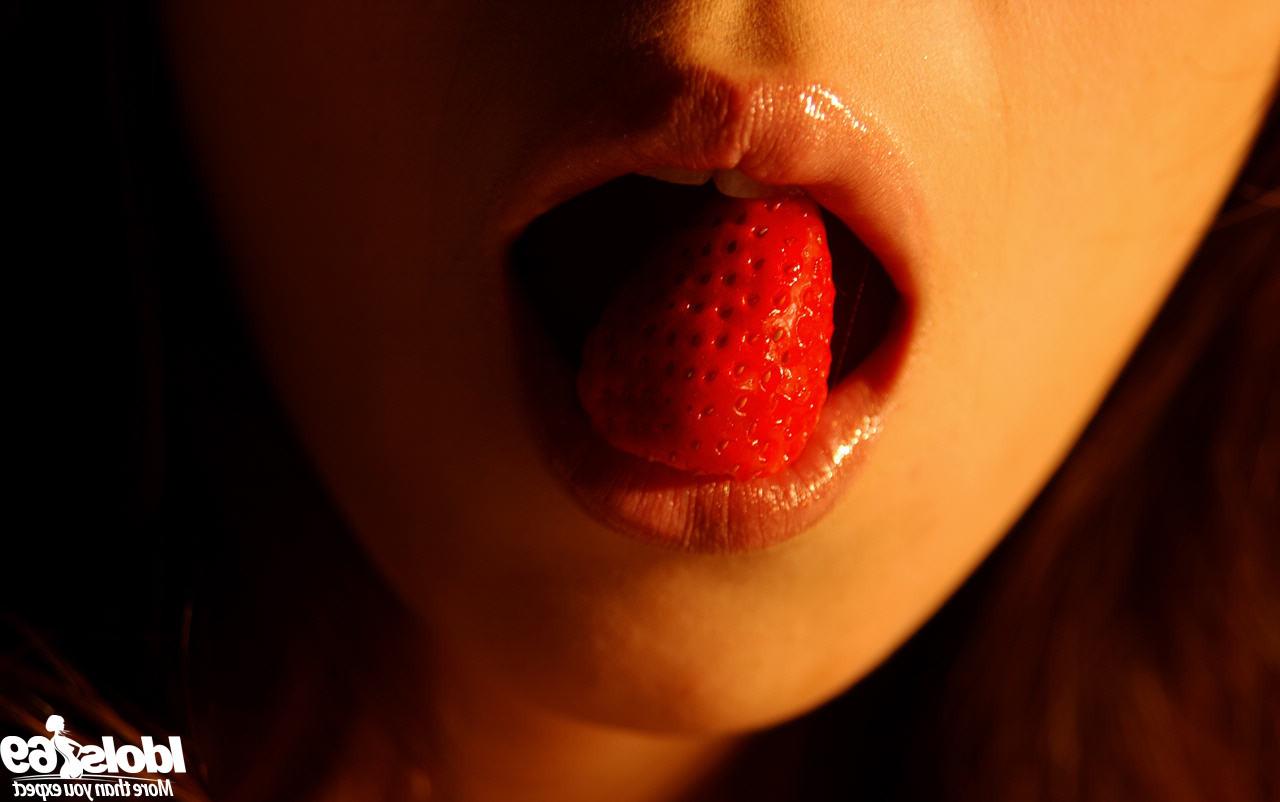 15P Japanese av idol Towa Aino in seductive shots