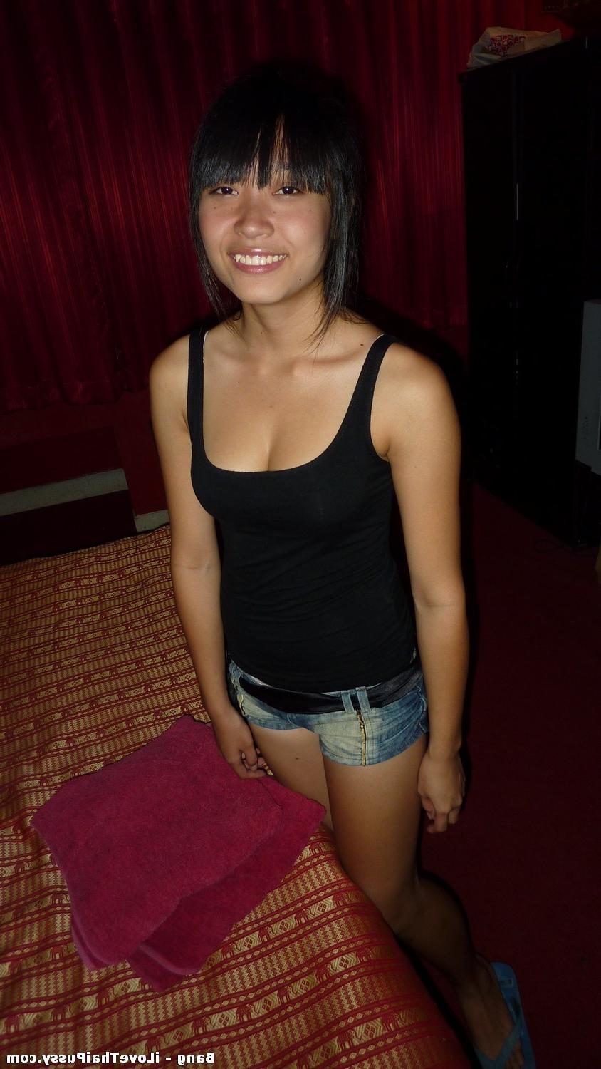15P Filthy Thai Hooker fucked in a dirty motel room