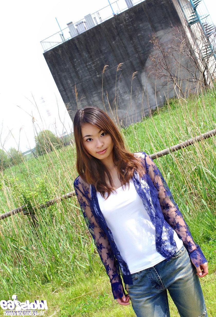 15P Japanese av idol Hikaru Koto nude outdoors
