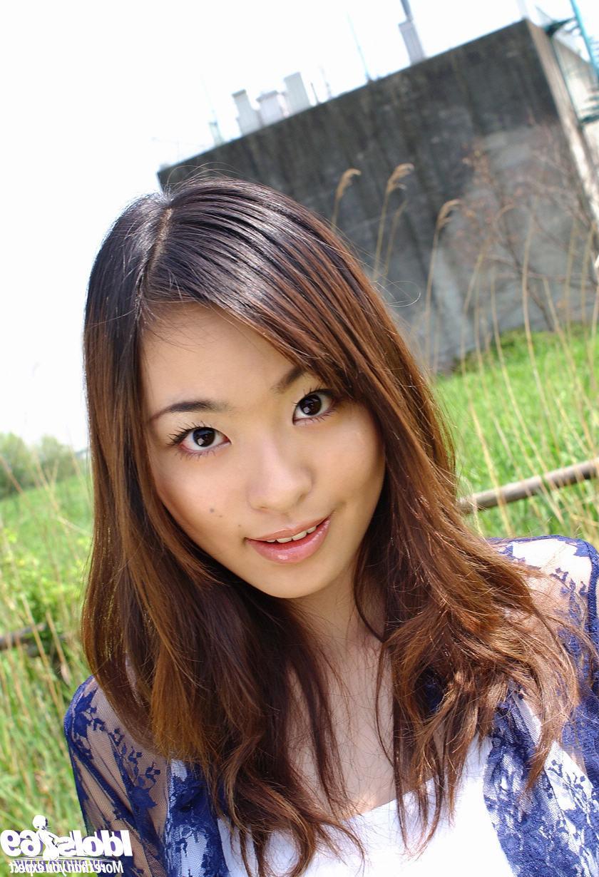 15P Japanese av idol Hikaru Koto nude outdoors