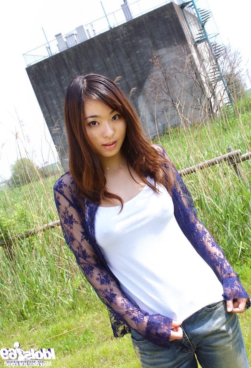15P Japanese av idol Hikaru Koto nude outdoors