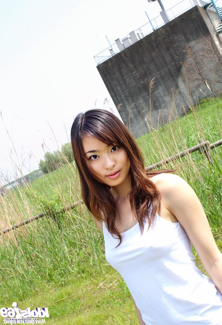 15P Japanese av idol Hikaru Koto nude outdoors