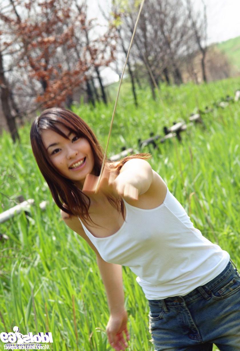 15P Japanese av idol Hikaru Koto nude outdoors