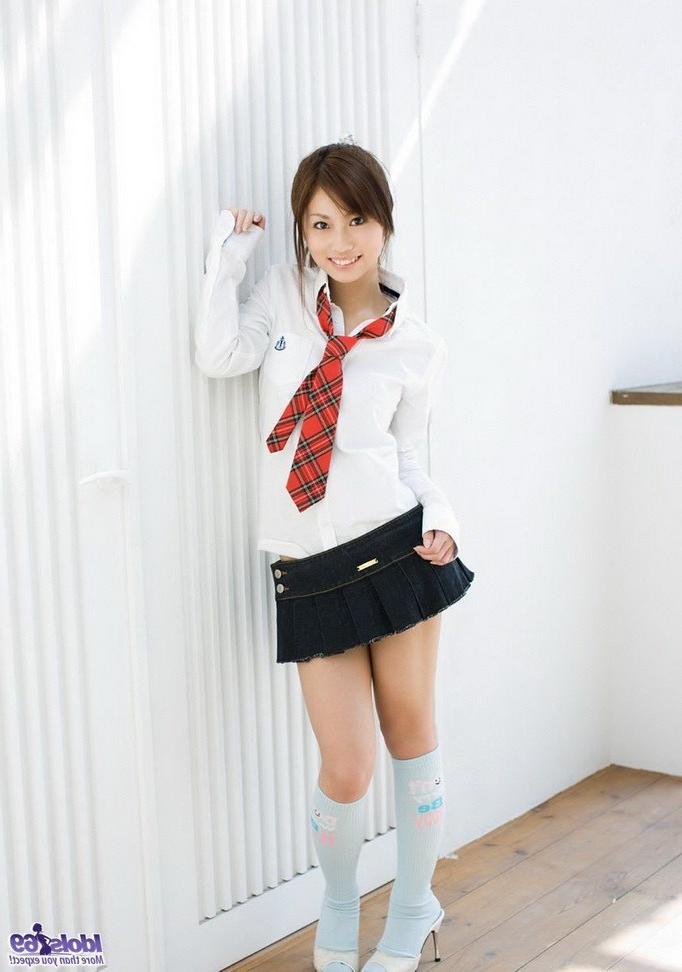 15P Risa Chigasaki japanese schoolgirl shows perfect body