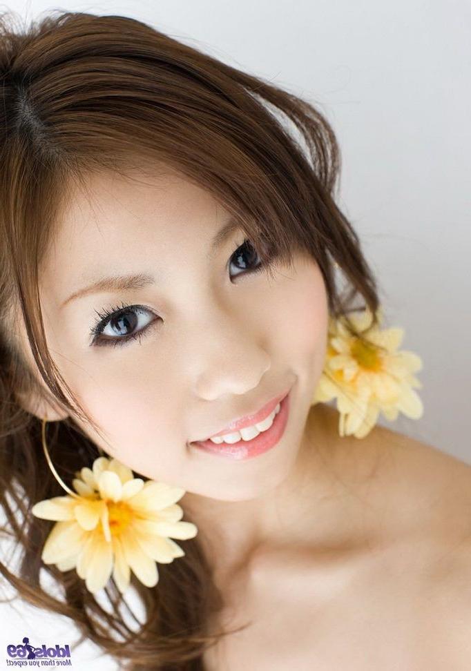15P Risa Chigasaki japanese schoolgirl shows perfect body