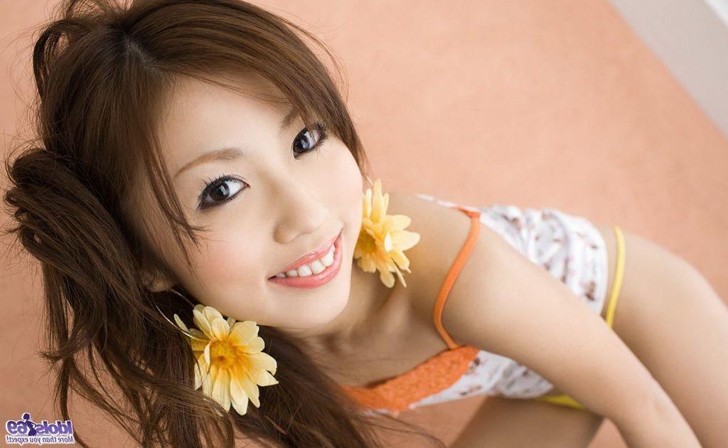 15P Risa Chigasaki japanese schoolgirl shows perfect body