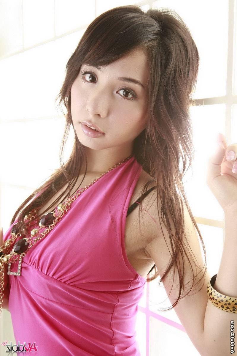 15P Japanese teen Tomoe Hinatsu in mini skirt