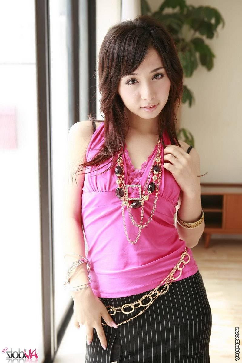 15P Japanese teen Tomoe Hinatsu in mini skirt