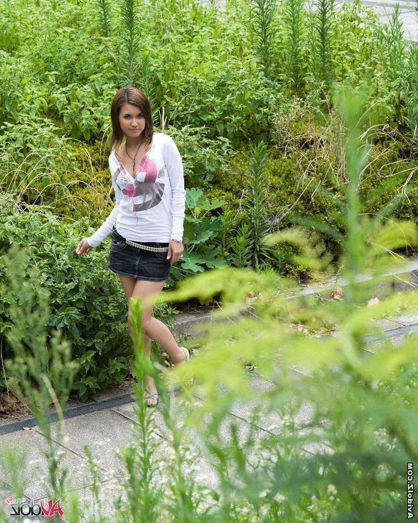 15P Japanese avidol Maria Ozawa posing outdoor