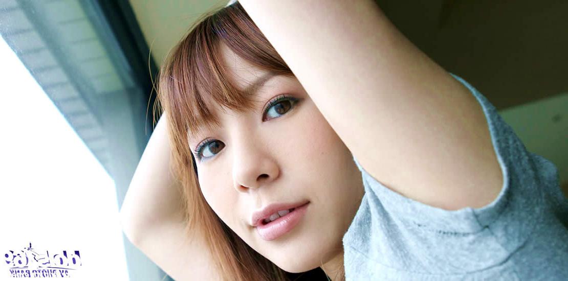 15P Sweet japanese girl naked in a hotel room