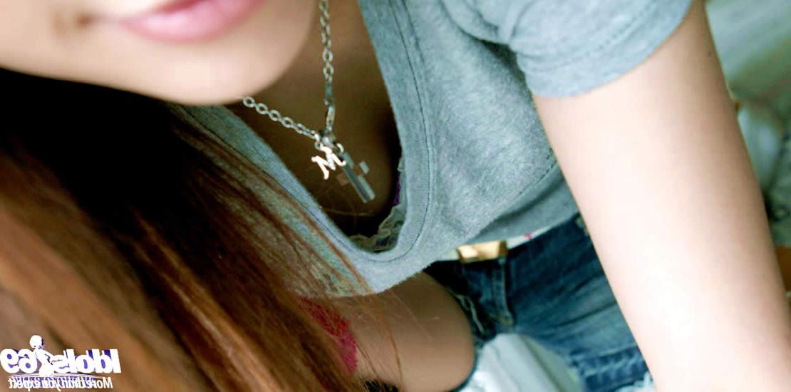 15P Sweet japanese girl naked in a hotel room