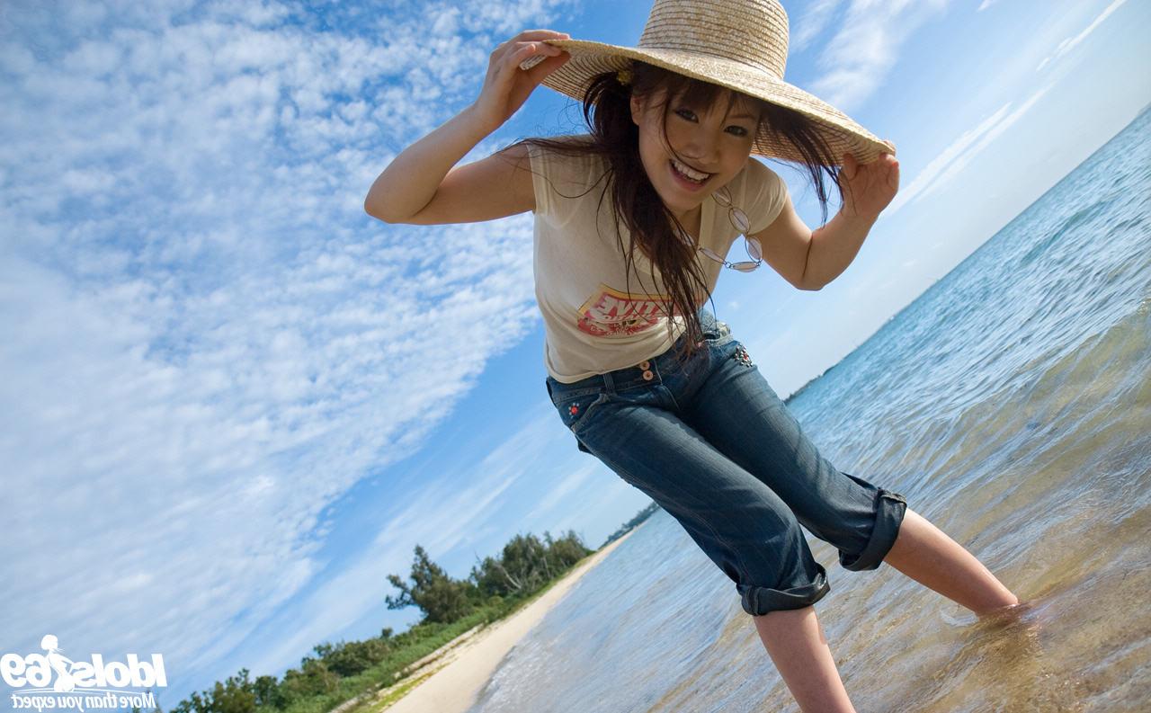 12P Seaside Japanese Beauty