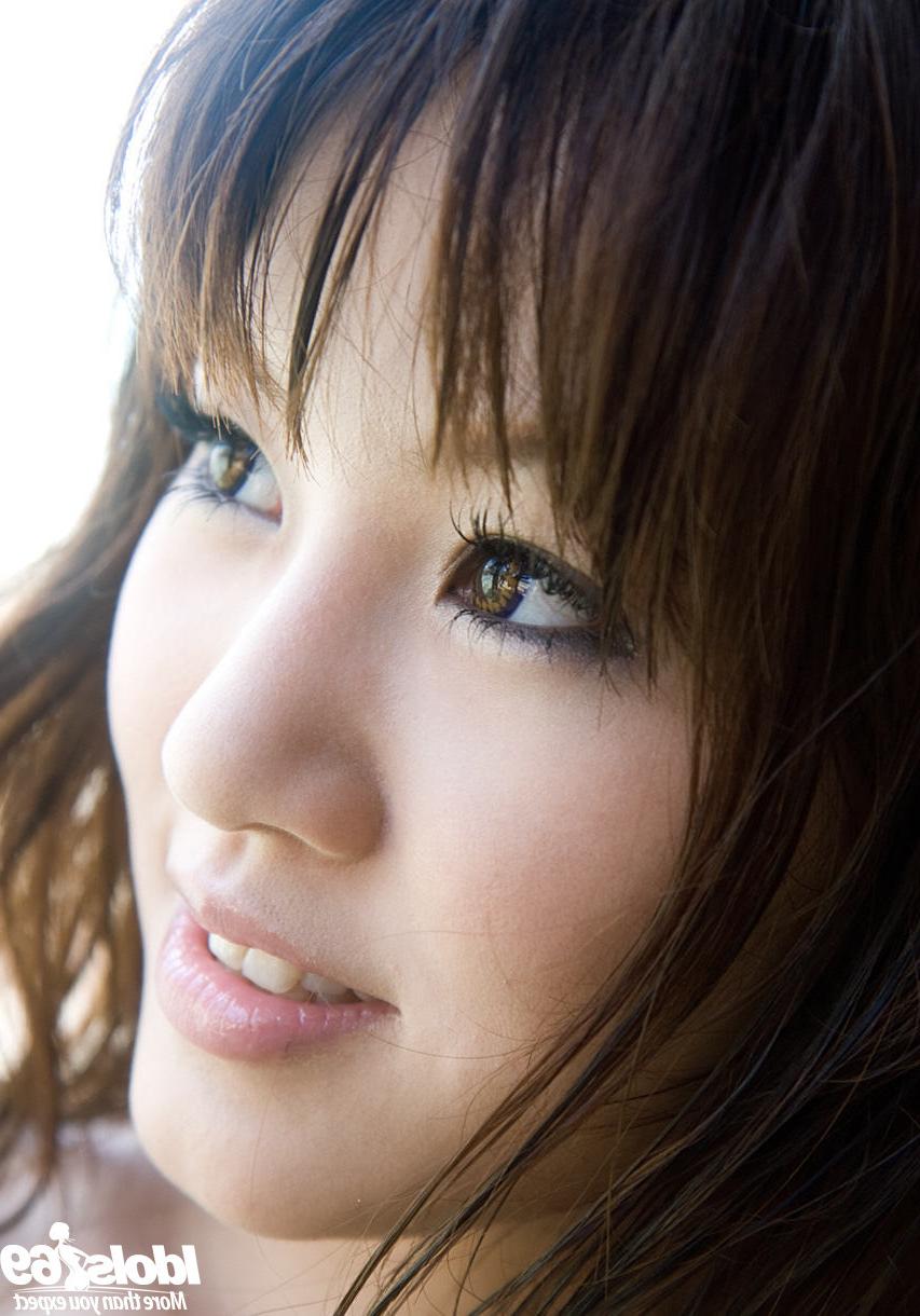 12P Seaside Japanese Beauty