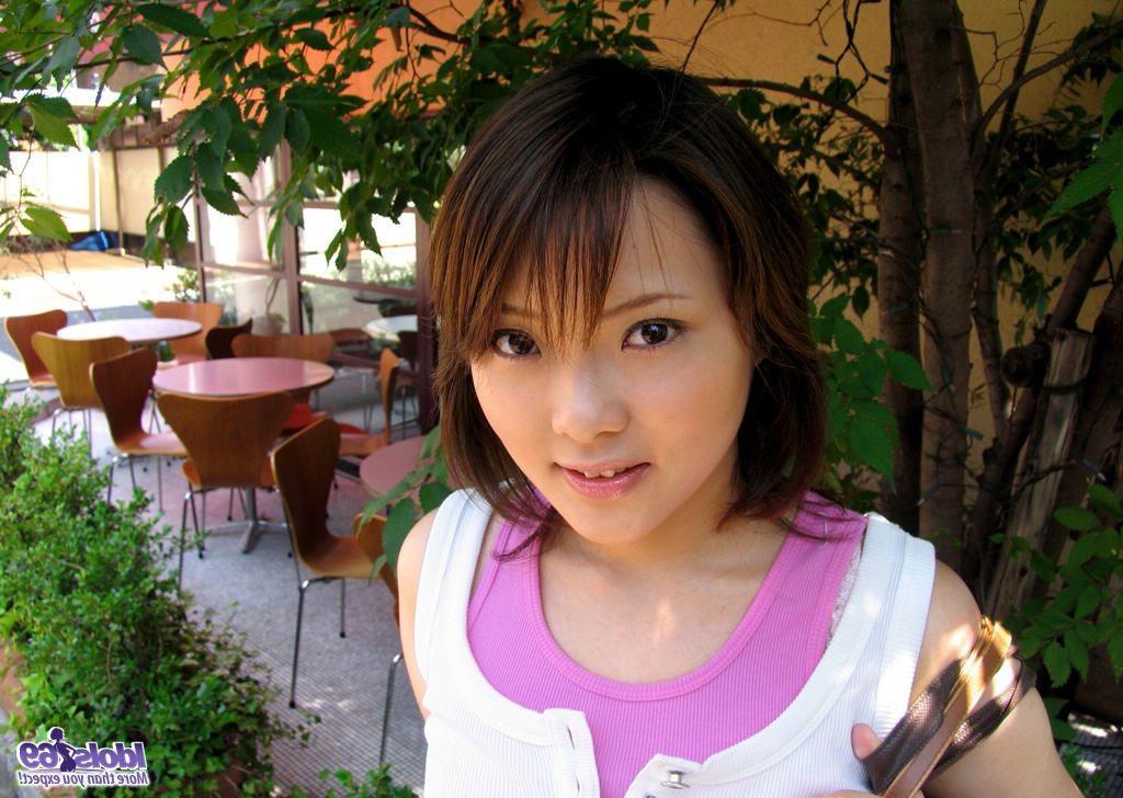 16P Asian slut exposes excellent very fuckable ass for a photo