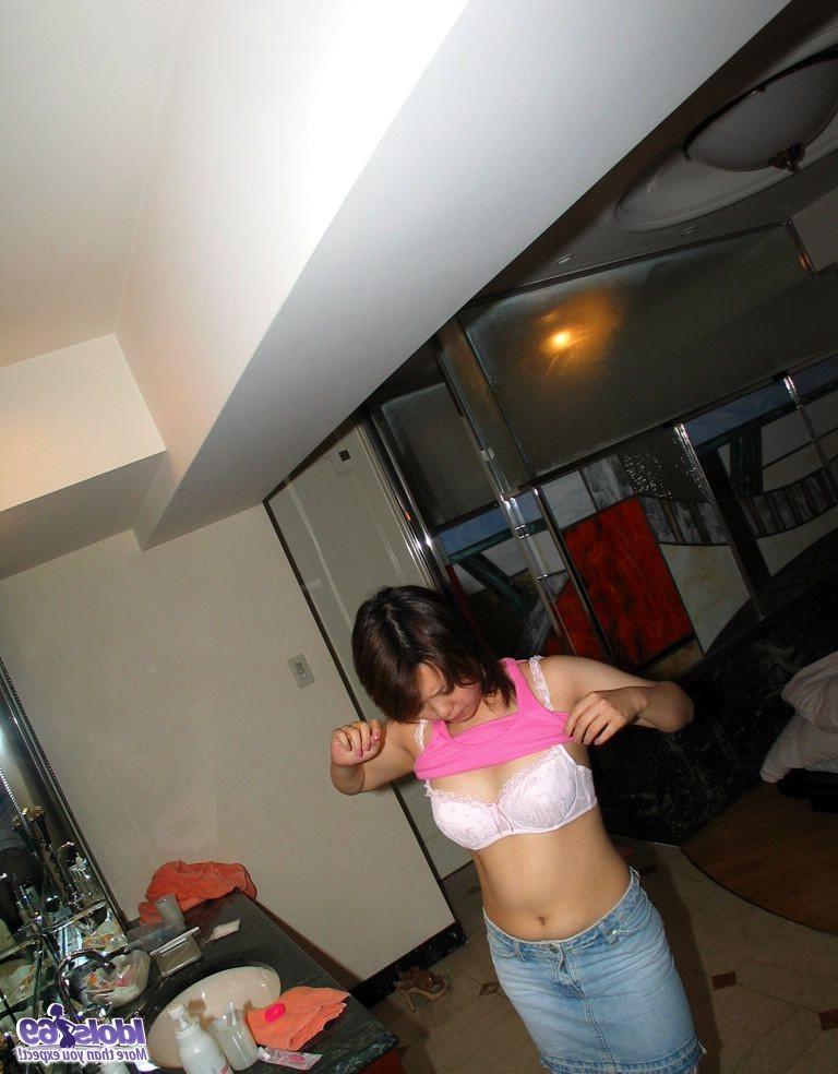 16P Asian slut exposes excellent very fuckable ass for a photo