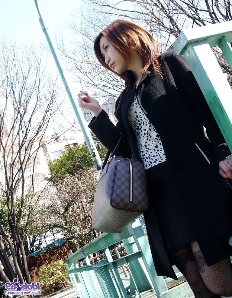 16P Yoko is a pretty Asian model who enjoys showing herself off